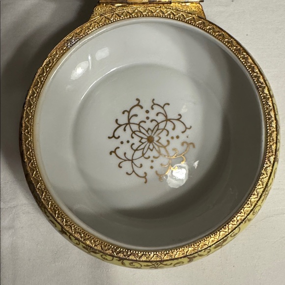 Vtg. Andrea by Sadek hinged round trinket box. 6” Diameter. - Picture 5 of 7